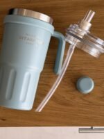 Insulated Travel Mug with Handle & Straw – 600 ml - Image 3