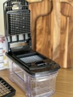 ⁦قطّاعة/مفرمة خضار ستانلس ستيل مع علبة تجميع (1.5 لتر)⁩ - الصورة ⁦3⁩