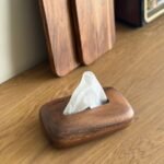 علبة محارم خشبية كبيرة