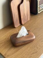 علبة محارم خشبية كبيرة