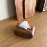 علبة محارم خشبية صغيرة